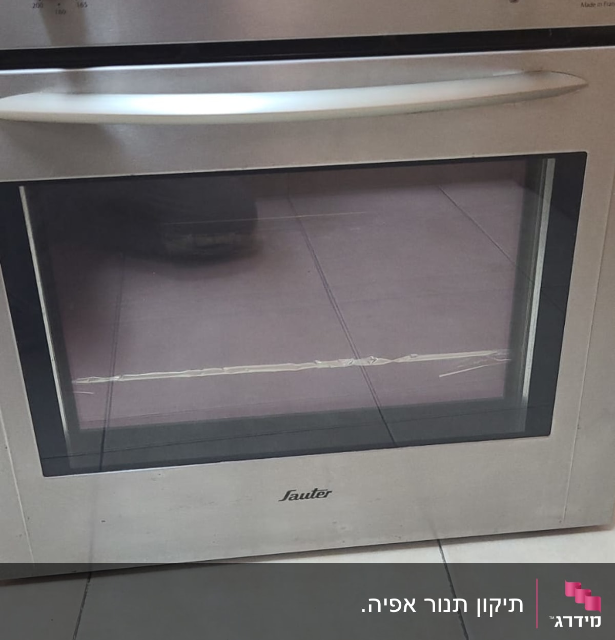 תנור אפייה נירוסטה עם כפתורים ותצוגה דיגיטלית